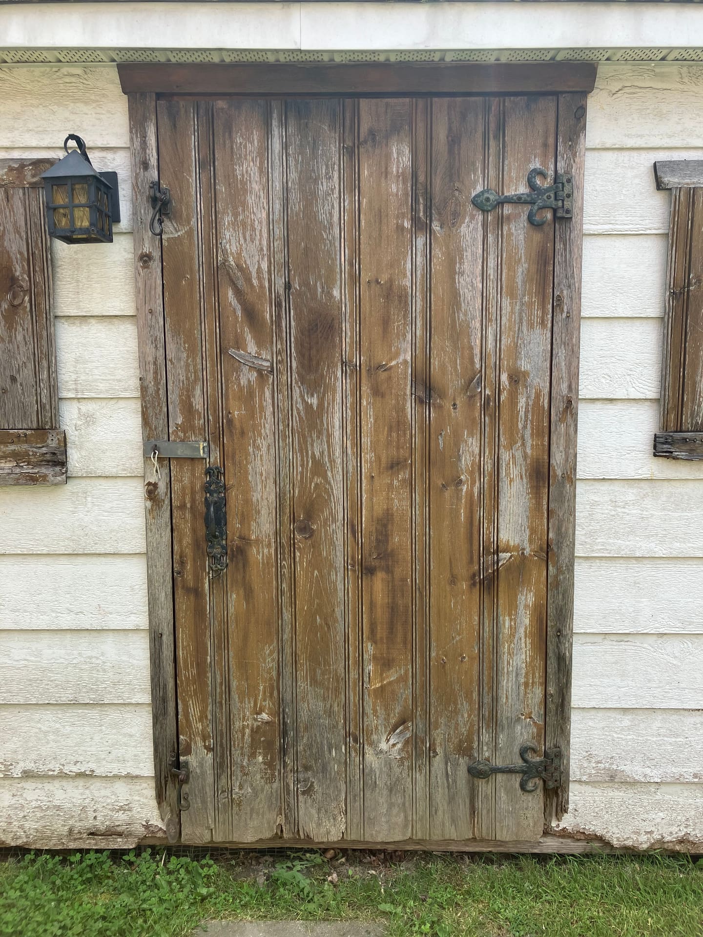 Porte de cabanon avant les travaux, planches grisées et gauchies