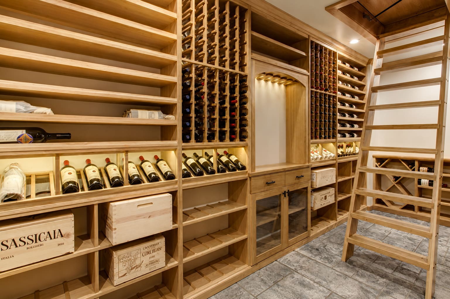Cellier sur mesure en bois clair, casiers à bouteilles et échelle