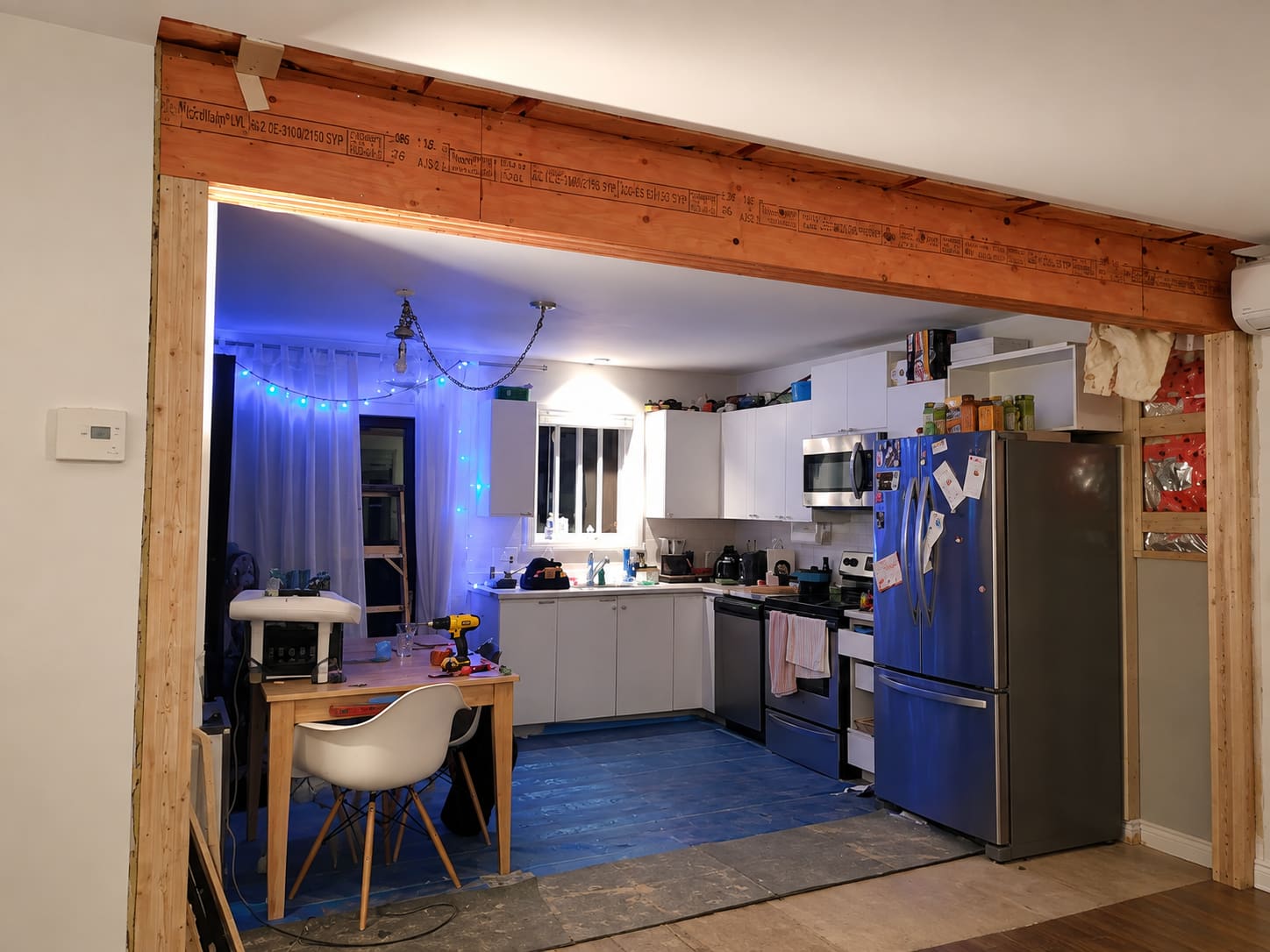 Mur ouvert vers une cuisine pendant les travaux, linteau apparent