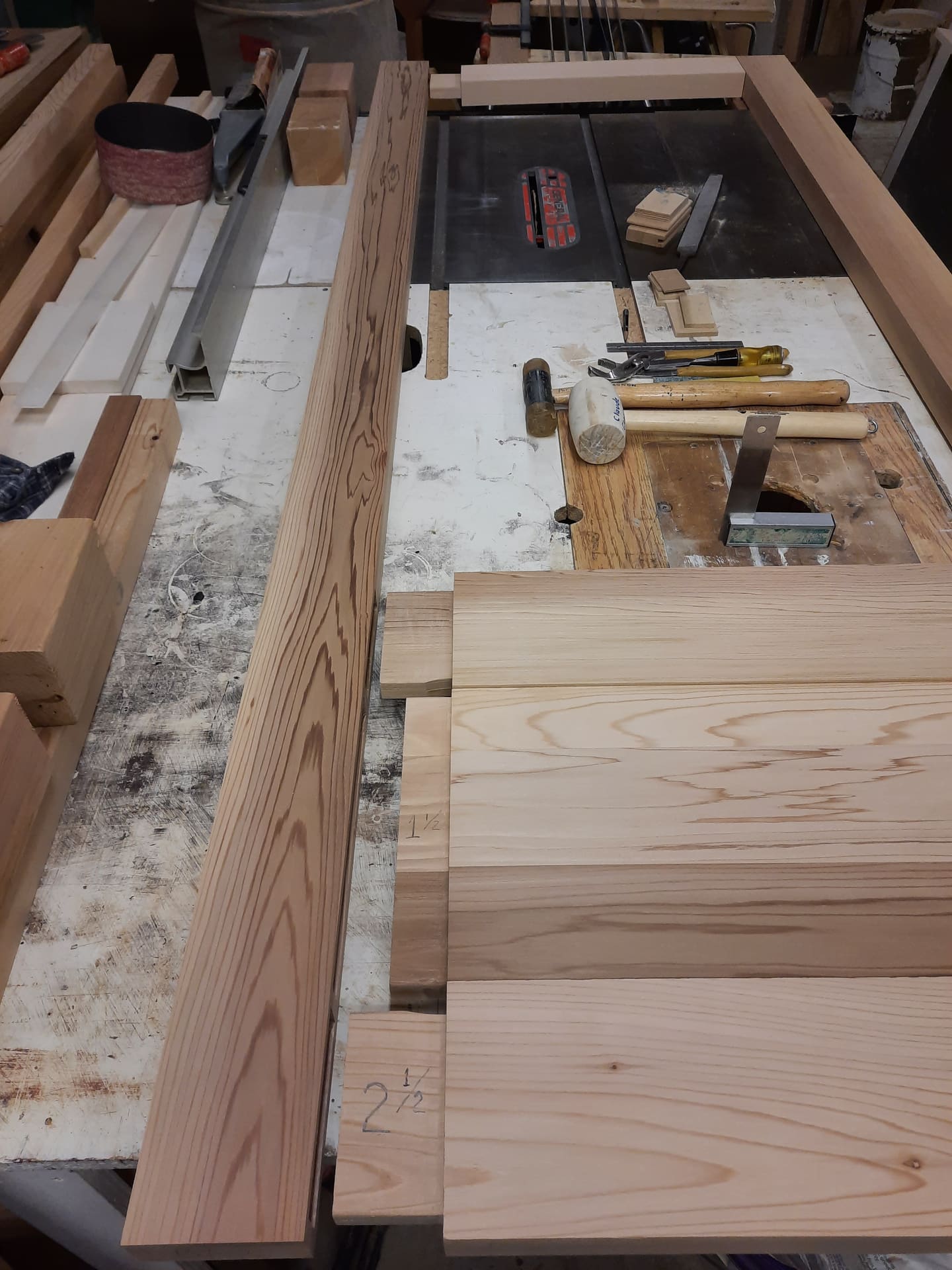 Établi de menuiserie, outils et pièces de bois en préparation