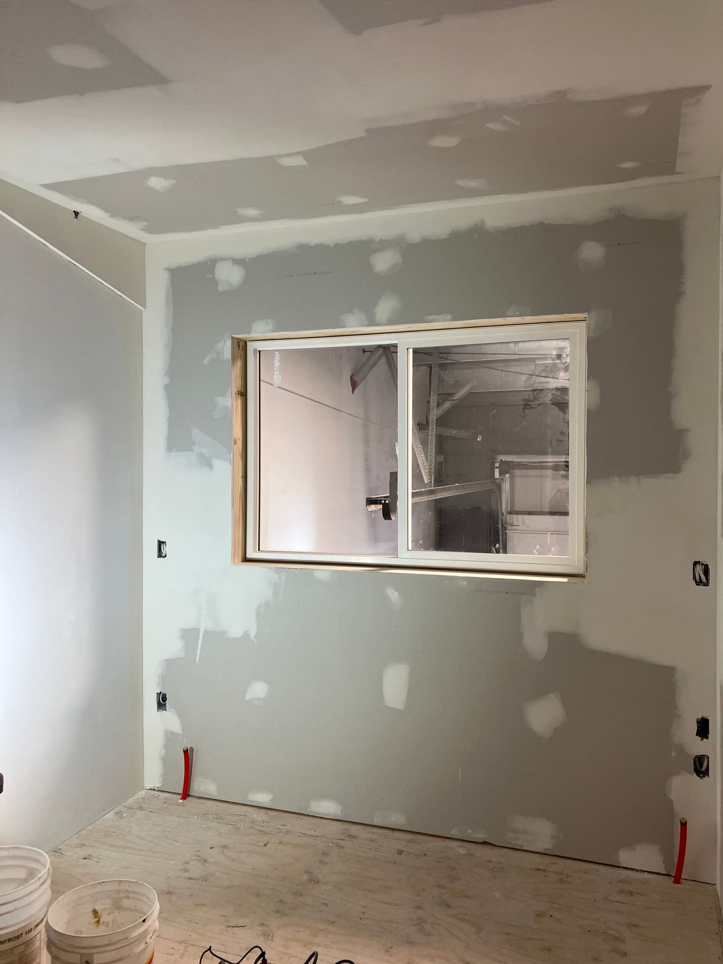 Joints tirés et sablés autour d’une fenêtre de sous-sol