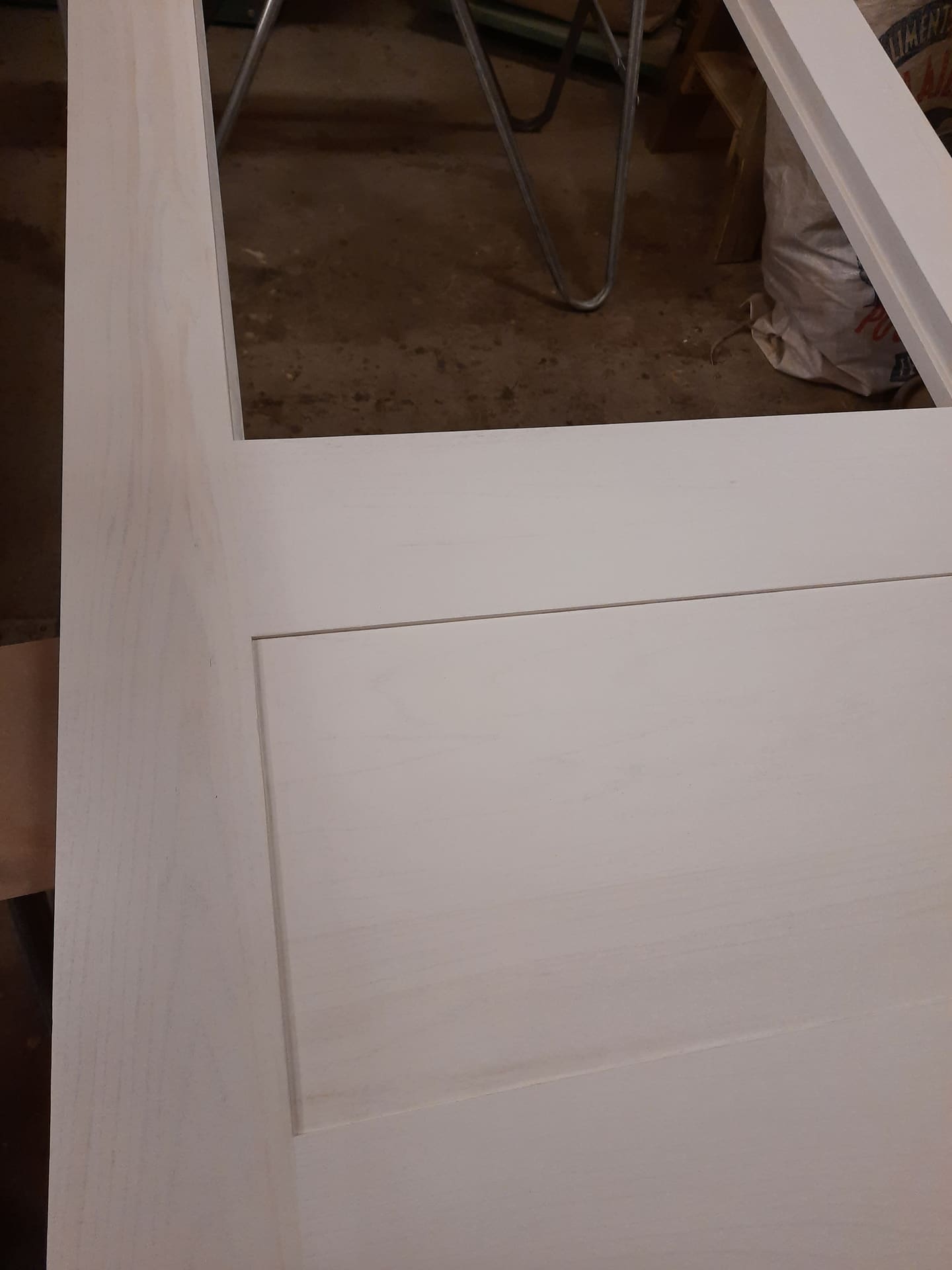 Panneau de gypse posé, joint en cours de tirage
