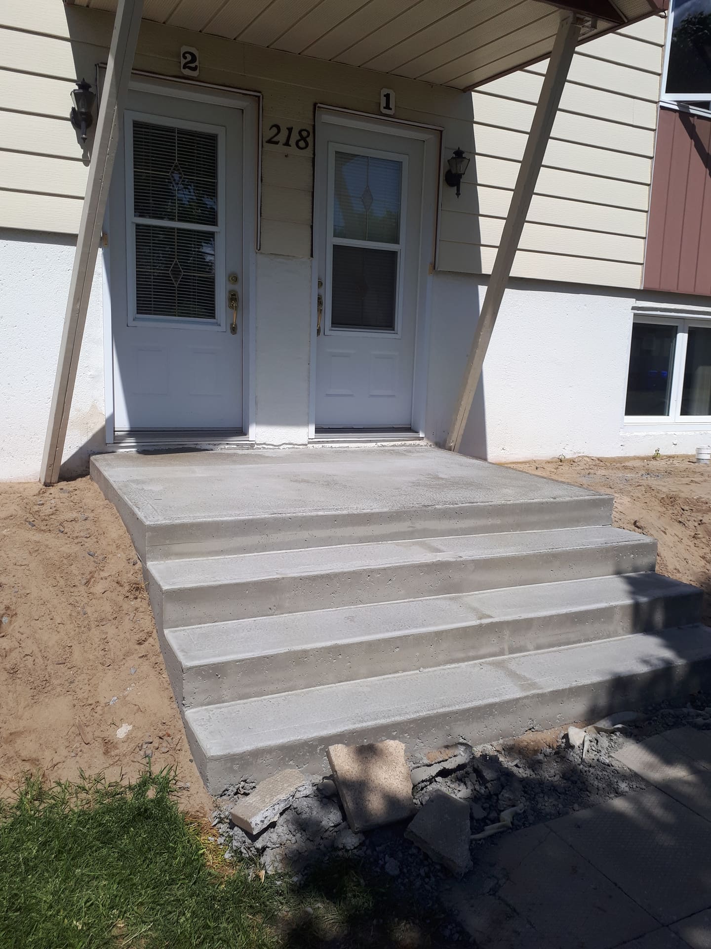 Perron de béton fini devant une porte double