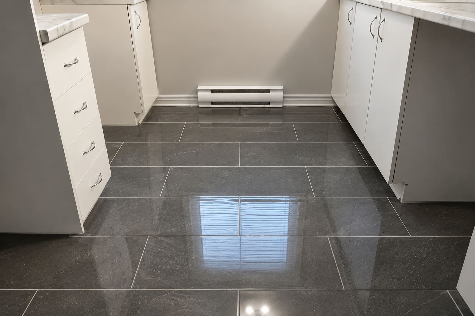 Plancher de céramique foncée grand format, terminé, dans une cuisine