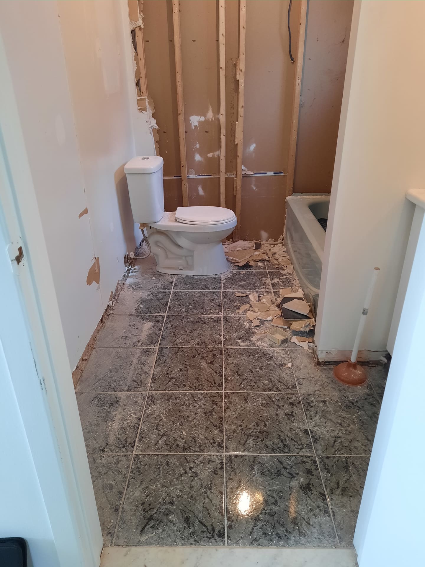 Salle de bain éventrée, plancher arraché et murs mis à nu