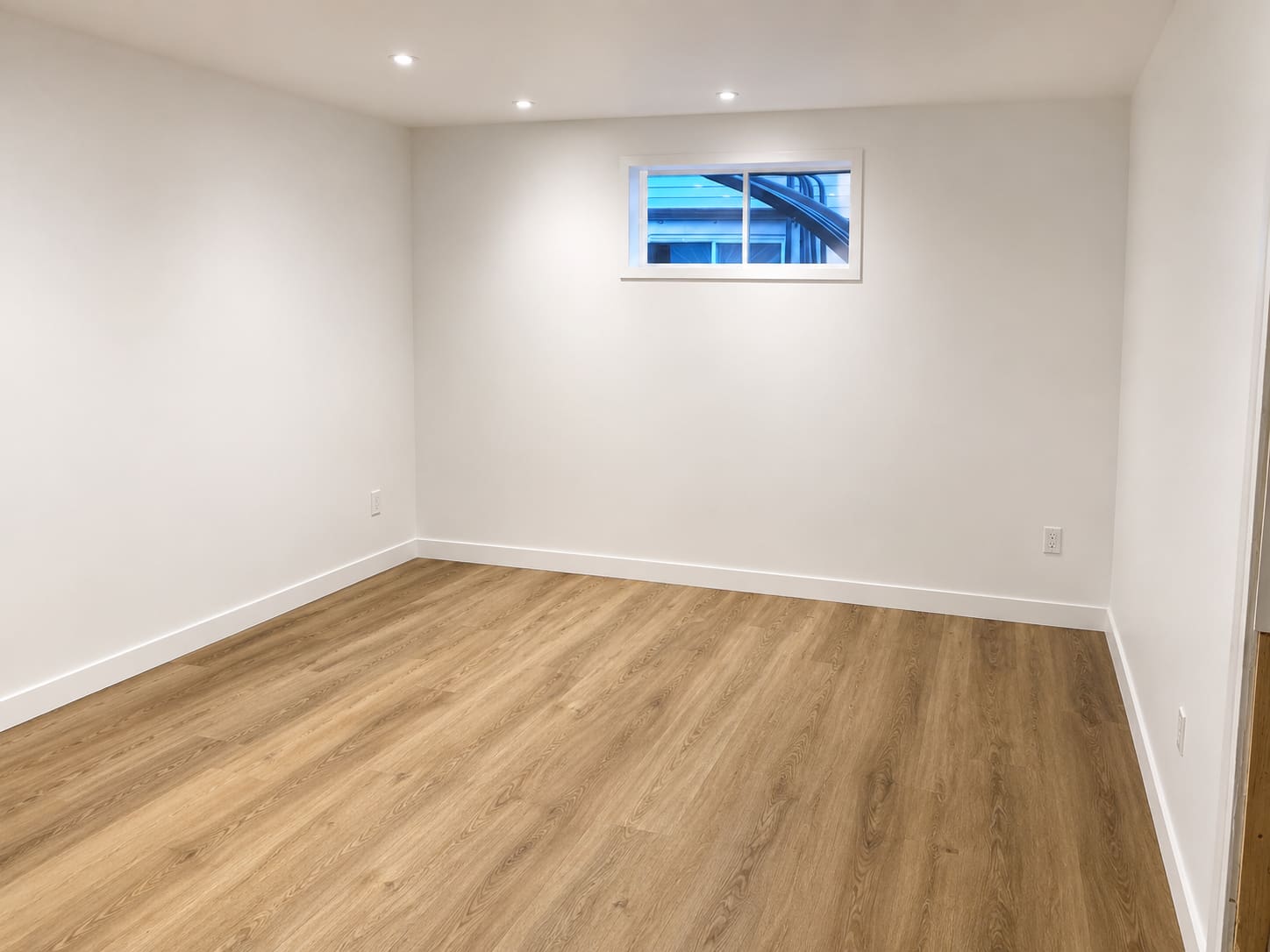 Sous-sol terminé, plancher de vinyle et murs peints